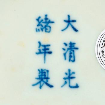 SKÅLFAT, ett par, porslin, Qing dynastin, Guangxu (1874-1908) märke och period.
