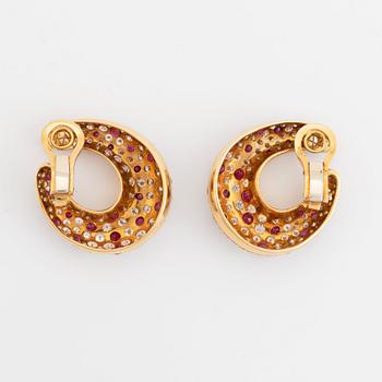Ett par örhängen 18K guld med runda briljantslipade diamanter och rubiner.
