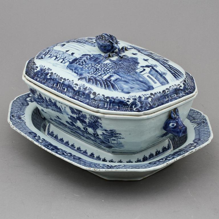 TERRIN MED LOCK OCH FAT, porslin, Kina, 1700-tal.