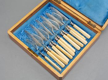 FISKBESTICK, 24 delar, nysilver, John Round & Son, England, 1900-talets början.