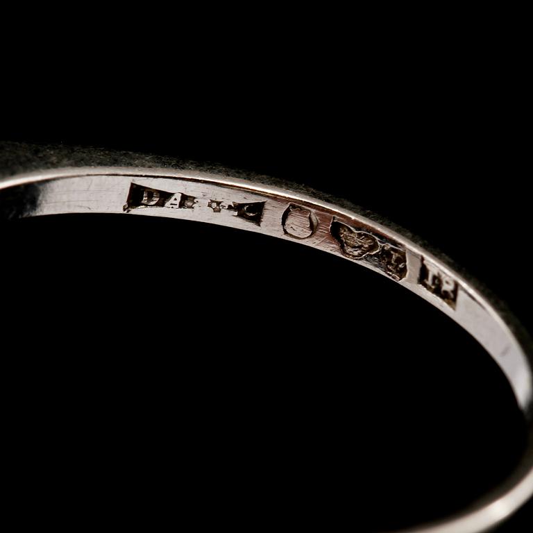 RING, platina med tre äldre briljantslipade diamanter, Stockholm, 1935. Vikt 3 g.