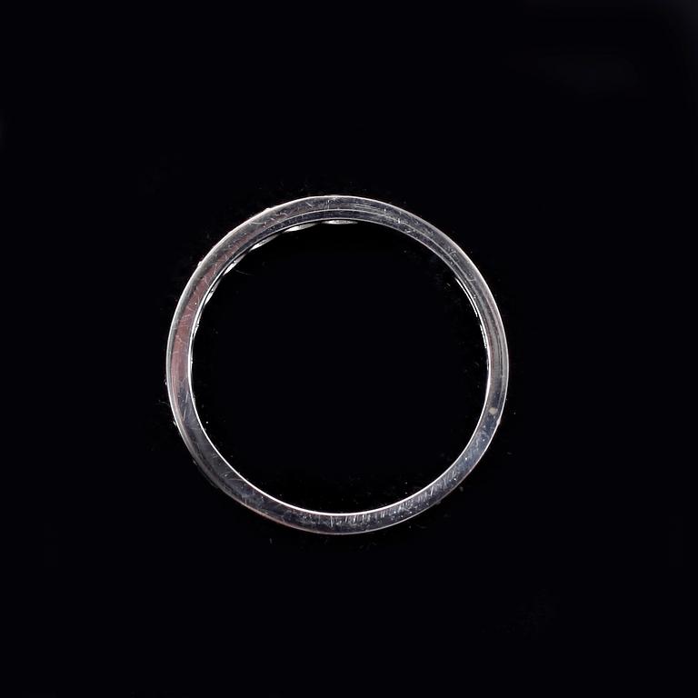 RING, alliansring, 18k vitguld med briljantslipade diamanter tot ca0,40ct. Vikt 3,8g.