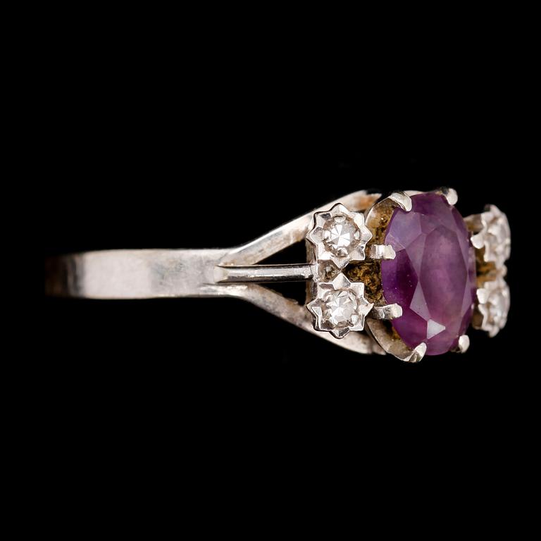RING, 18 k vitguld, med ametist och diamanter.