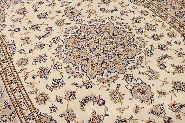 A Kashan carpet, c. 306 x 200 cm.