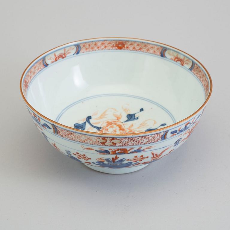 A imari export porcelain bowl, Qing dynasty, 18th century.