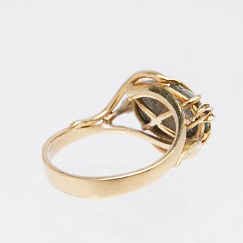 Ring, 18k guld med opal och briljantslipade diamanter.