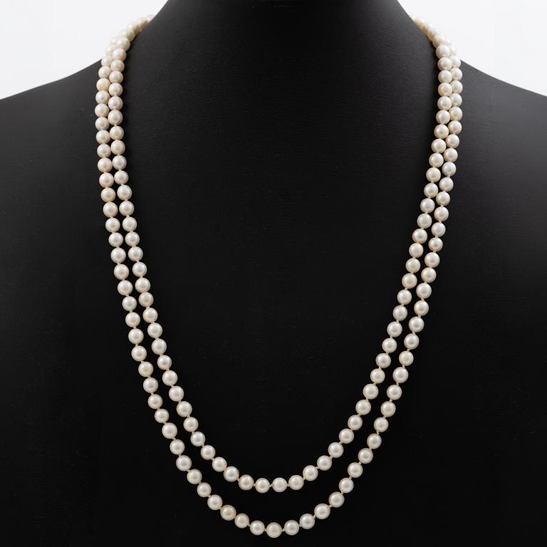 Cultured pearl necklace with an 18K gold clasp set with stones in various colours.