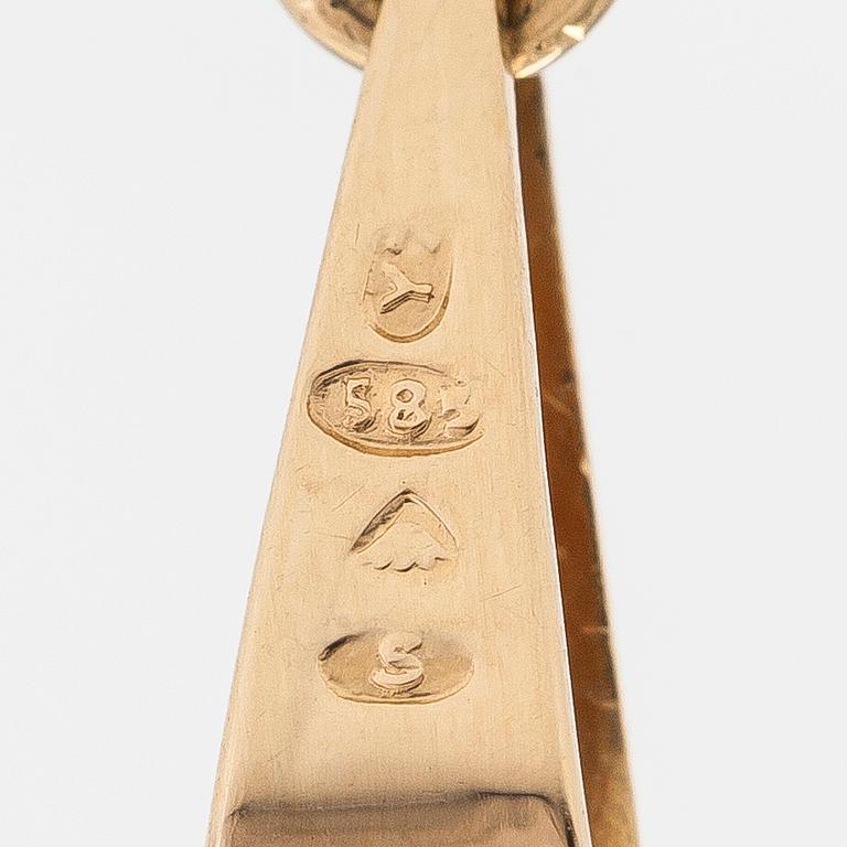 Necklace with a pearl pendant in 14K gold. Finnish hallmarks from 1976 and 1983.