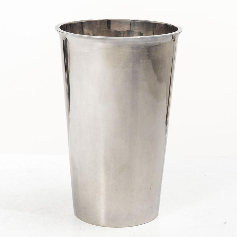 Atelier Borgila, a Swedish sterling silver vase/beaker, Stockholm 1943.