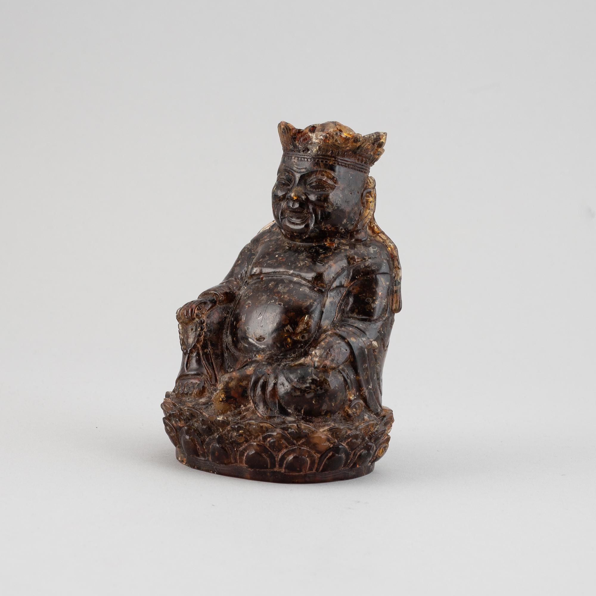 SKULPTUR, bärnsten, buddha, ostindisk, 1800-tal.