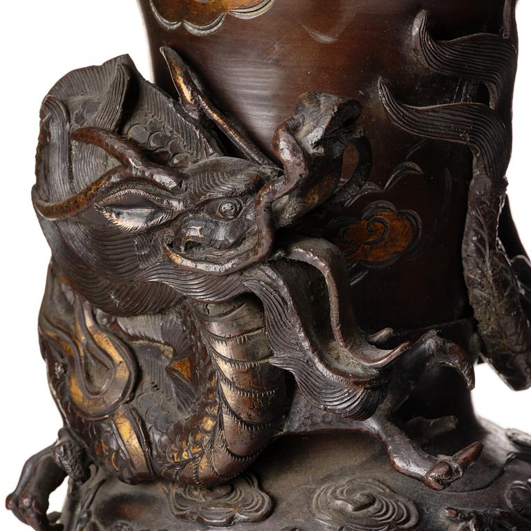 Vas, brons. Japan, Meiji (1868-1912).
