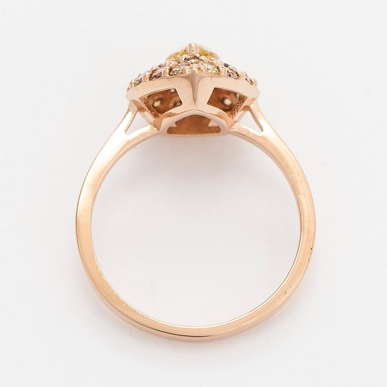 A 14K rose gold ring, with a pear- and brilliant-cut diamonds total ca 1.25 ct.