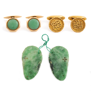 938. A set with two Chinese cuff links and two jade carvings, early 20th Century.