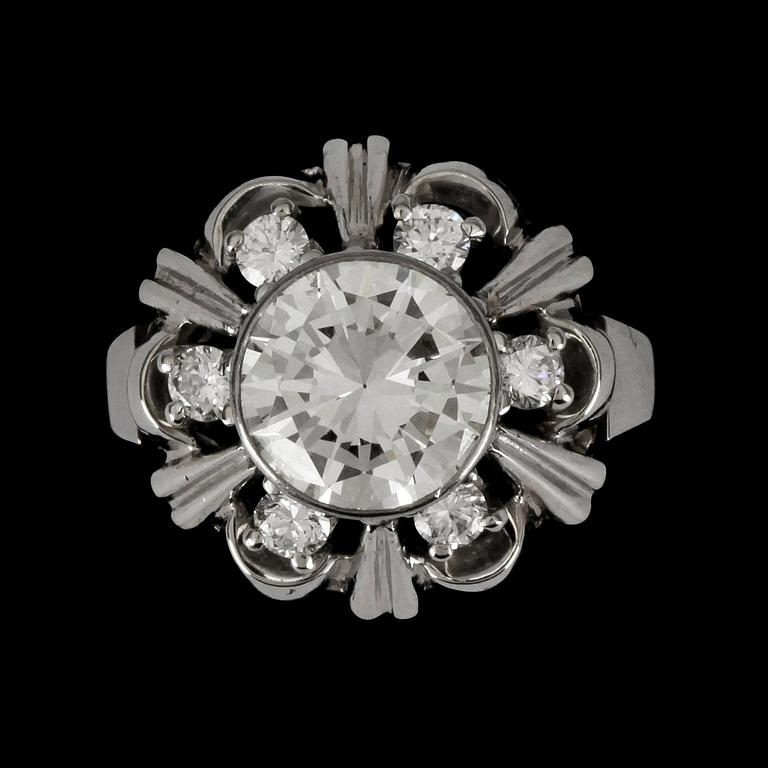 RING, briljantslipade diamanter totalt ca 2.30 ct. Mittsten ca 2.00 ct. Kvalitet ca I/VS.