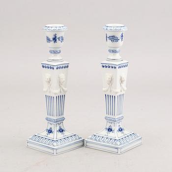 LJUSSTAKAR ett par "Musselmalet" Royal Copenhagen Danmark 1900-talets andra hälft porslin.