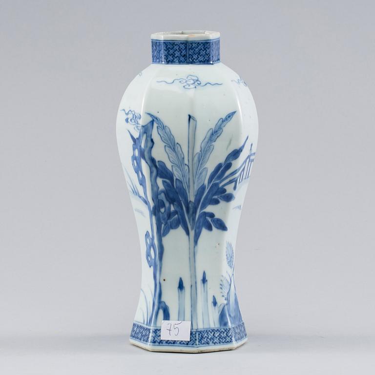 A blue and white vase, kangxi style, late Qing dynasty. Ca 1900.