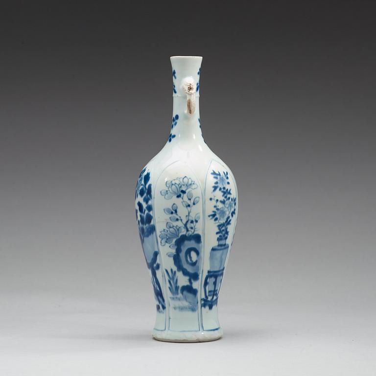 VAS, porslin. Qingdynastin, Kangxi (1662-1722).