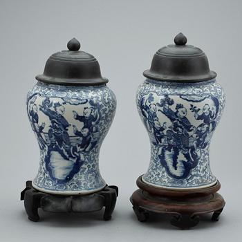 URNOR, ett par. Porslin, Kina. 1800-tal.