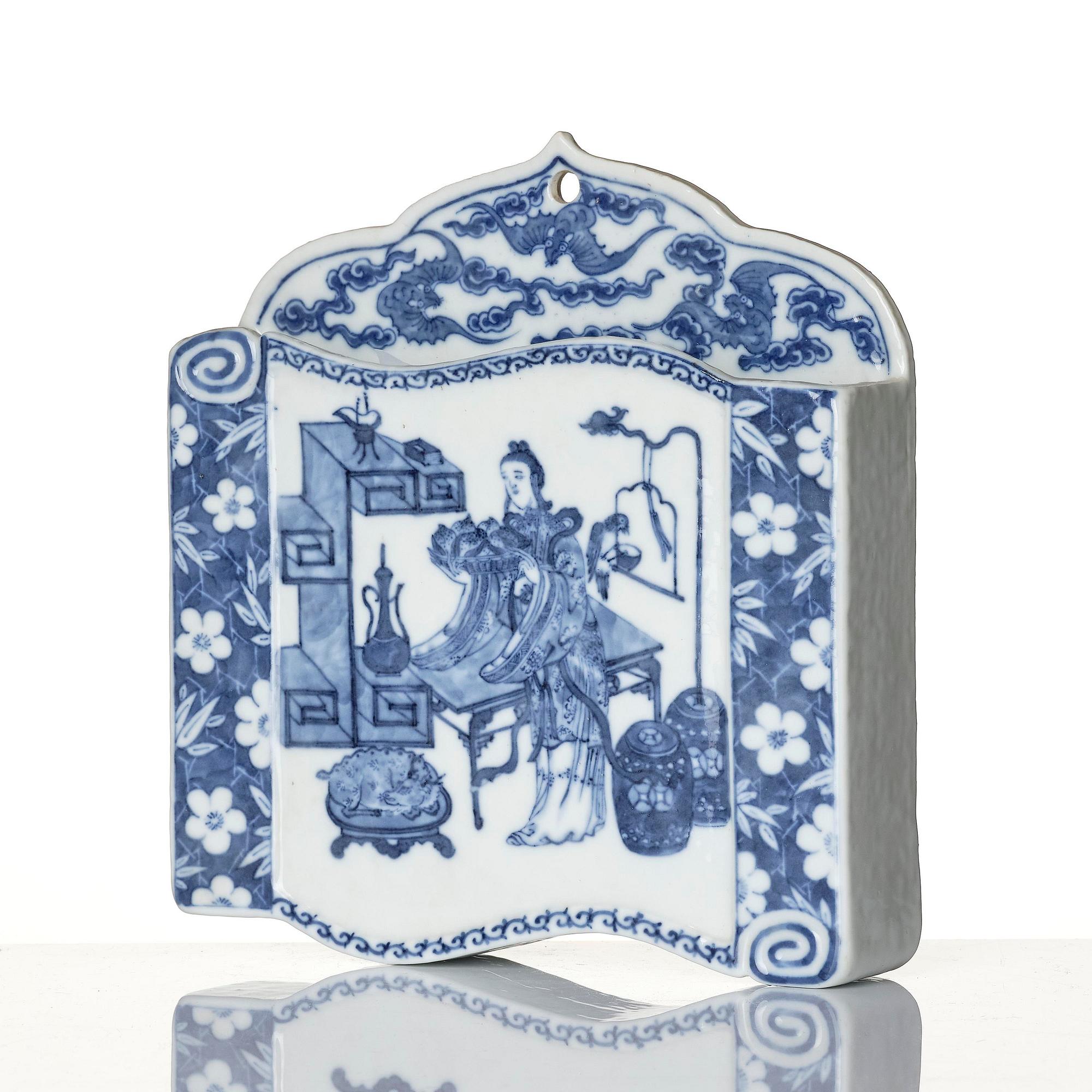 A blue and white wall vase, Qing dynasty, 19th century.