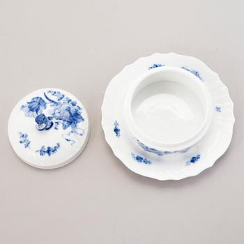 ROYAL COPENHAGEN, A 40-piece set of 'Blå Blomst" tablewear, second half of the 20th century.