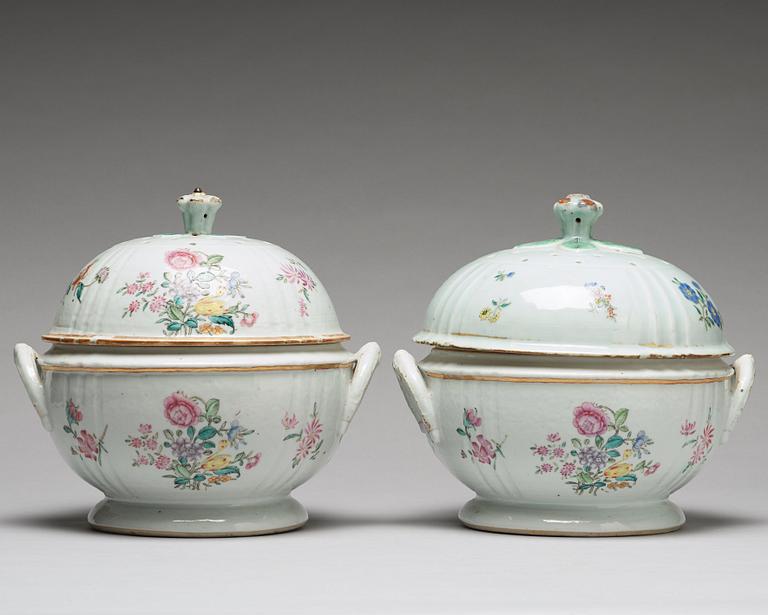 TERRINER med LOCK, ett par, kompaniporslin. Qingdynastin, Qianlong (1736-95).
