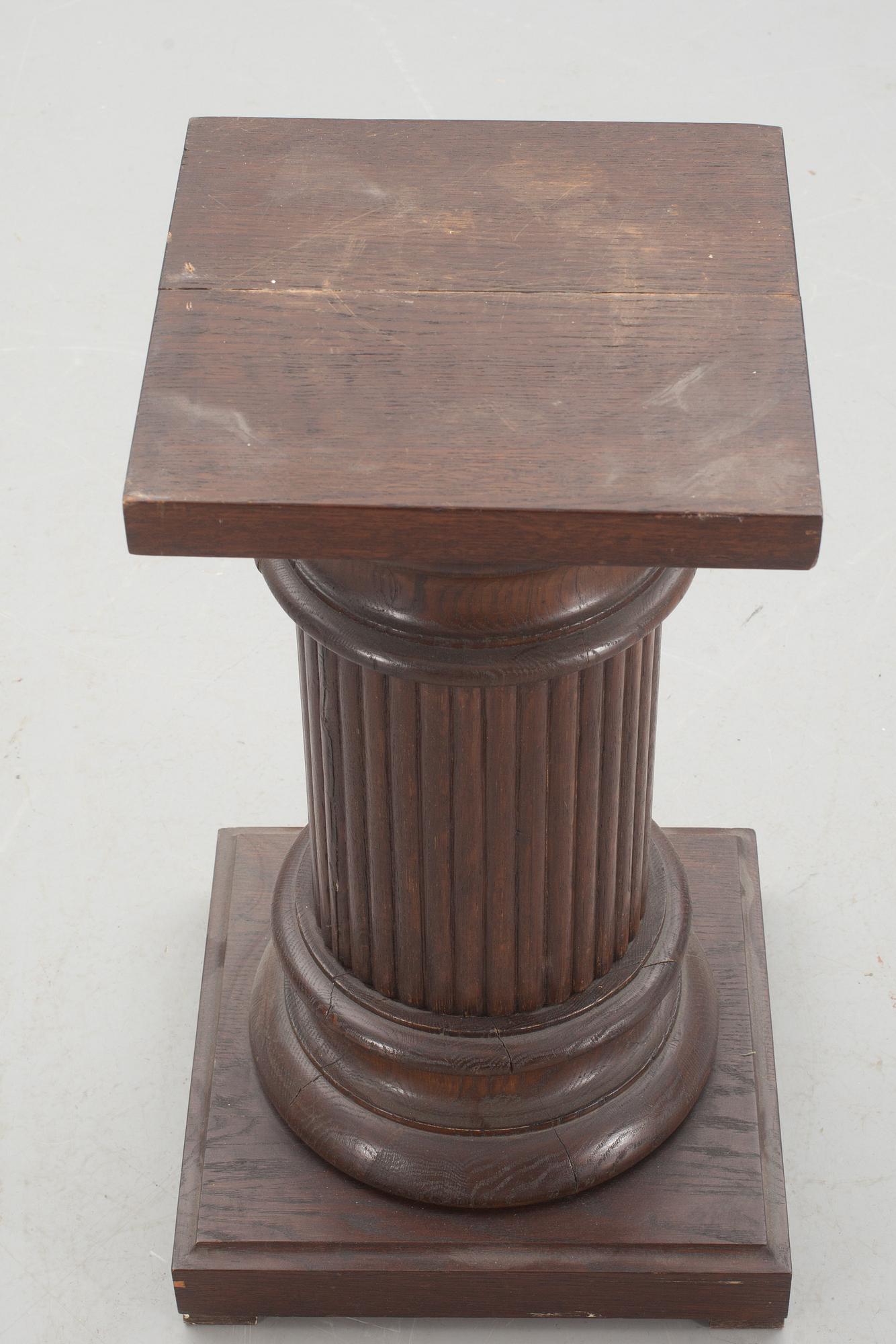 PIEDESTAL, gustaviansk stil, 1900-talets andra hälft.