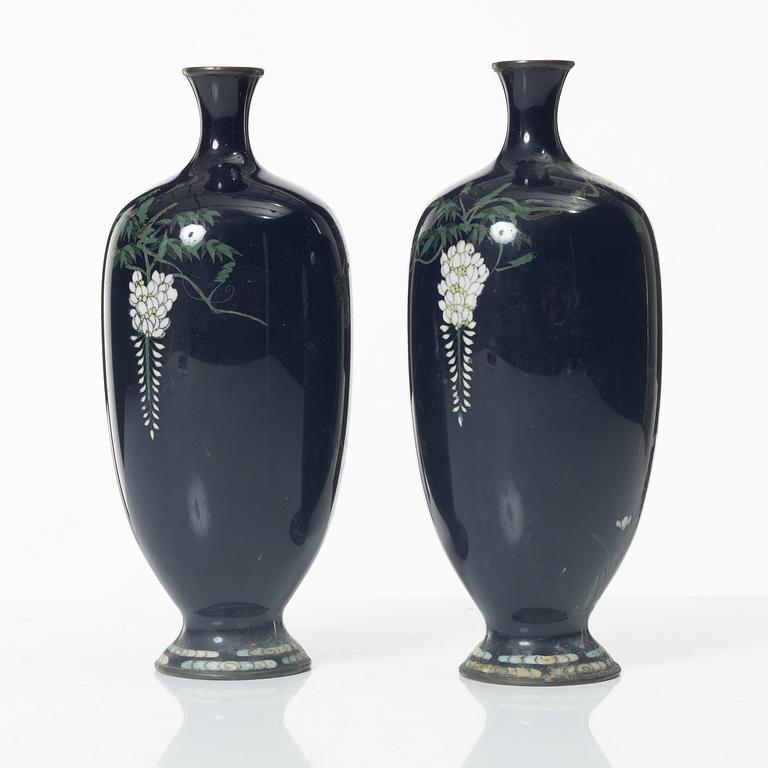 Vaser ett par, cloisonné, Japan, Meiji (1868-1912).