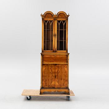 Vitrinskåp, England, sent 1900-tal.