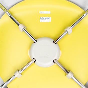 Arne Jacobsen, three 'Serie 7' chairs, Fritz Hansen 2005.