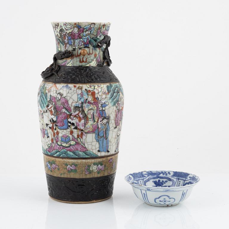 A Chinese porcelain vase and a Japanese Ming-style bowl, around the year 1900.