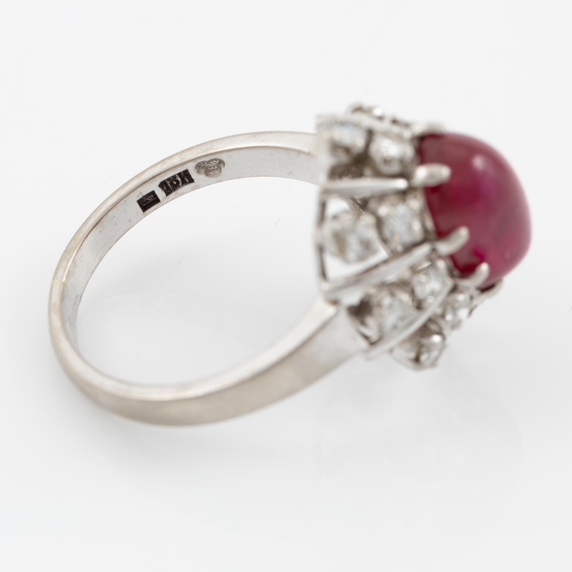 Ring in 18K gold set with a cabochon-cut ruby and round brilliant-cut diamonds.