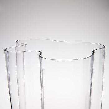 Alvar Aalto, An early 1970s '9753' vase signed Alvar Aalto, Iittala.