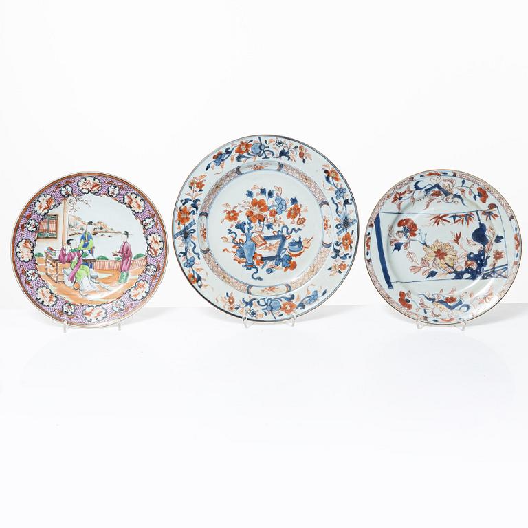 Seven pieces of porcelain plates and dishes, China, Qianlong (1736-95).
