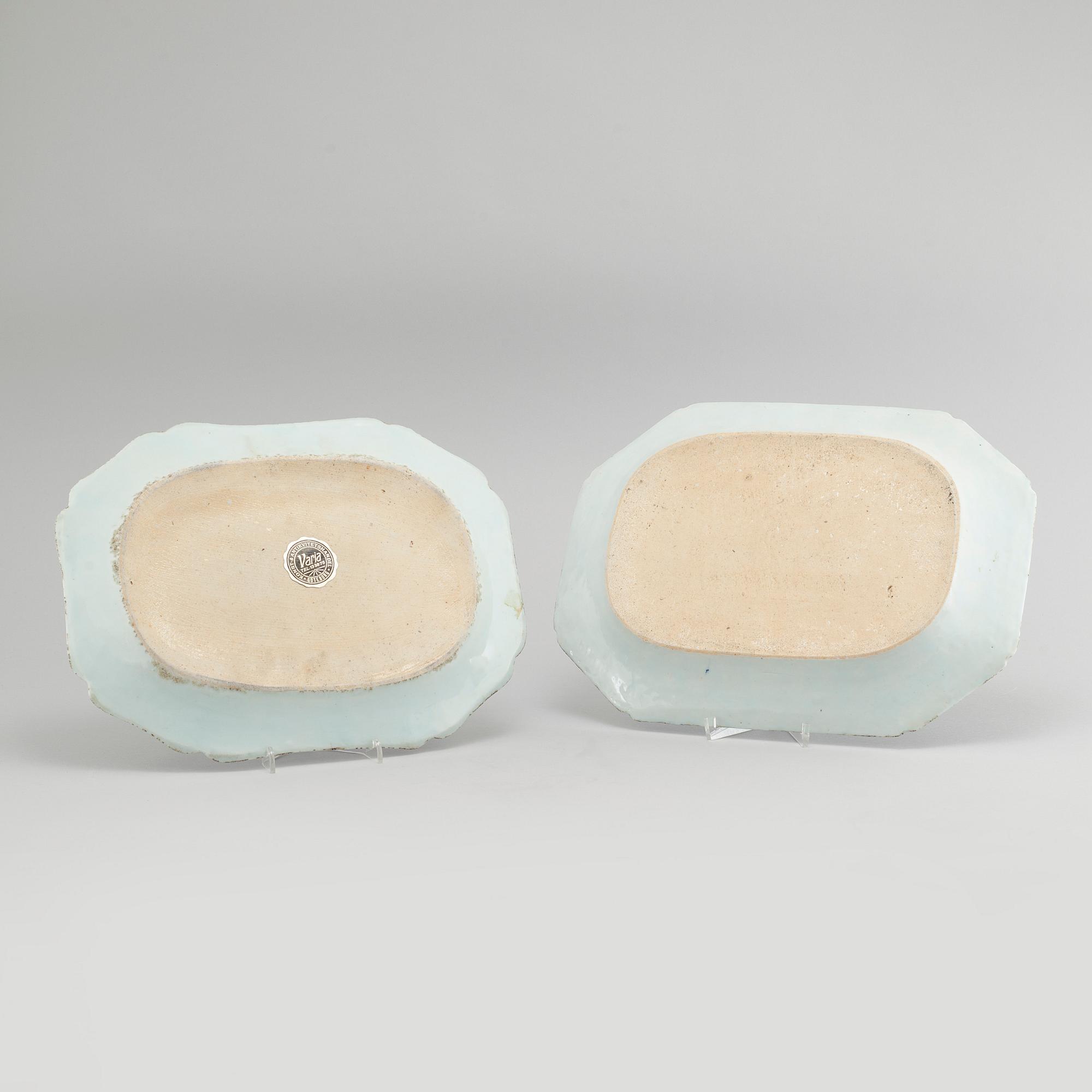 Two porcelain serving dishes from China, Qianlong (1736-1795).