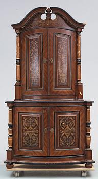 HÖRNSKÅP, nyrenässans, 1800-talets sista fjärdedel.