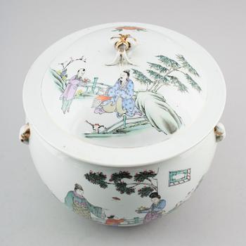 TERRIN med lock, porslin, Kina, 1900-talets första hälft.