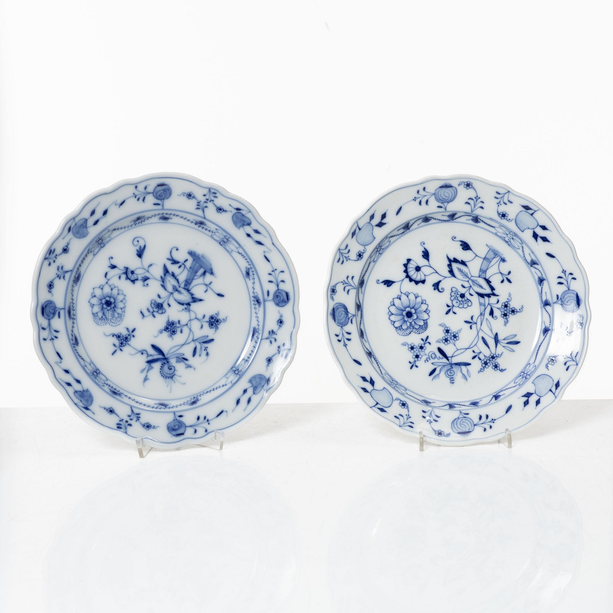 A 54-piece porcelain dinner service, 'Onion pattern/Zwiebelmuster', predominantly Meissenstadt, Tyskland.