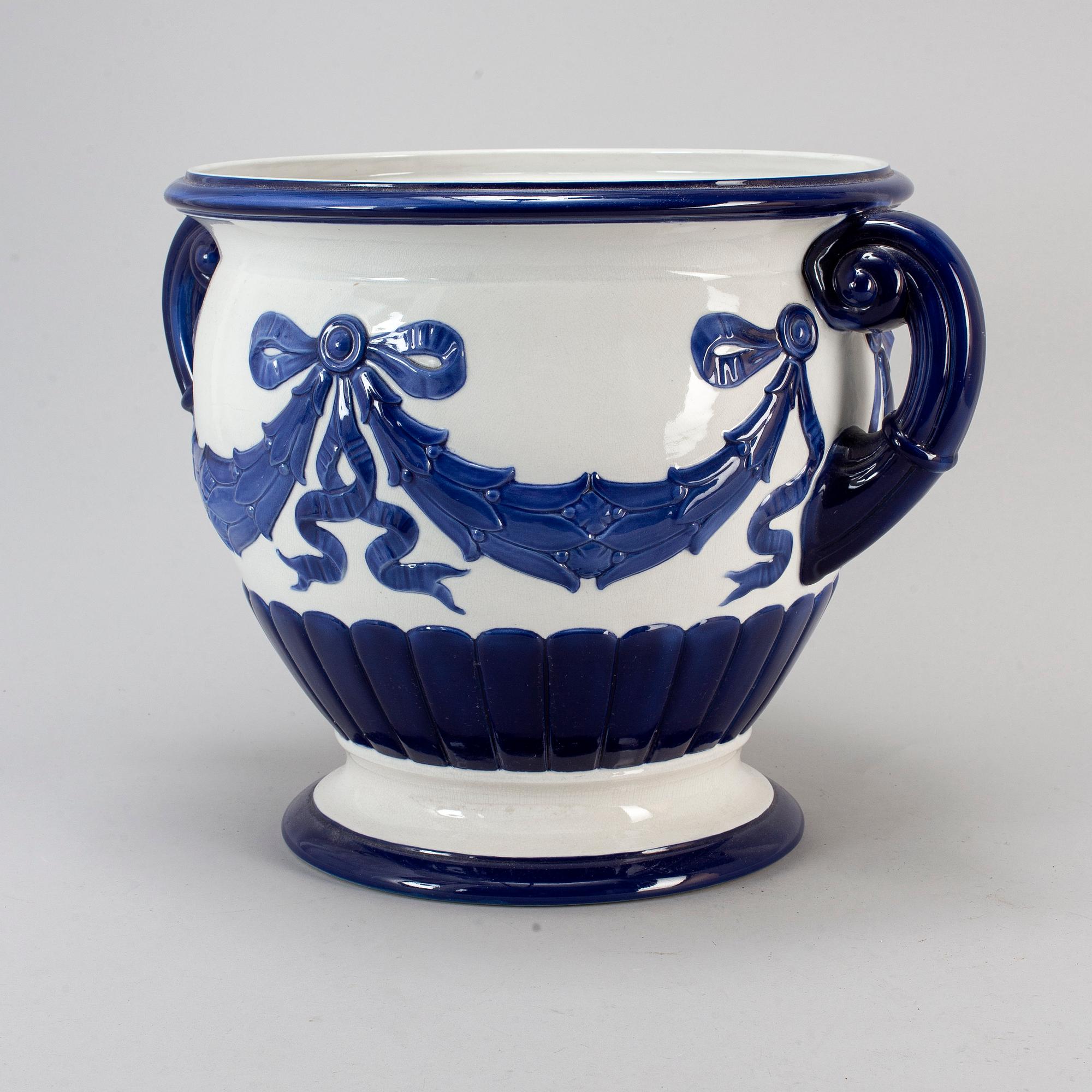 A creamware flowerpot, Göteborgs porslinsfabrik, 1910-20s.