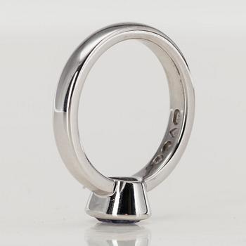 SORMUS, 18K valkokultaa, safiiri n. 2,0 ct. Pekka Kulmala, Helsinki 2003. Paino 7,1 g.