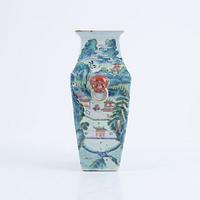 A Chinese famille rose vase, Qing dynasty.