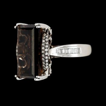 RING, 14K vitguld, röktopas samt diamanter.