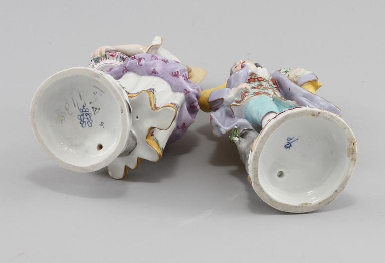 FIGURINER, 2 st, porslin, omkring 1900-talets mitt.