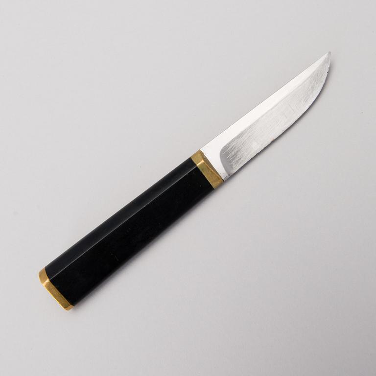 TAPIO WIRKKALA, PUUKKO-KNIV, rostfritt stål, nylon och mässing, Hackman Finland. Modellen formgiven 1961.