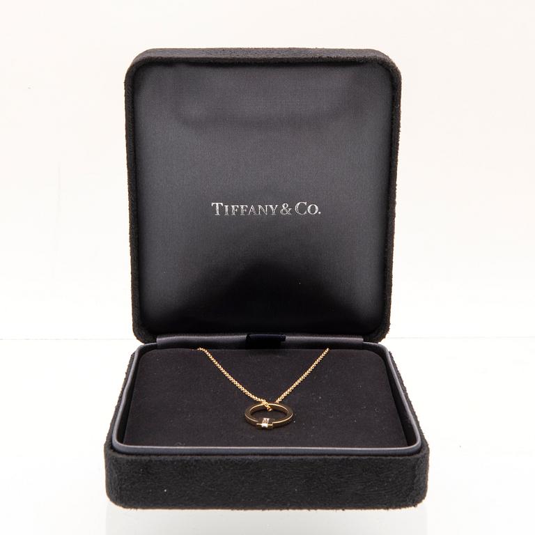 Tiffany & Co, halsband "T" 18K guld med en baguettslipad diamant.