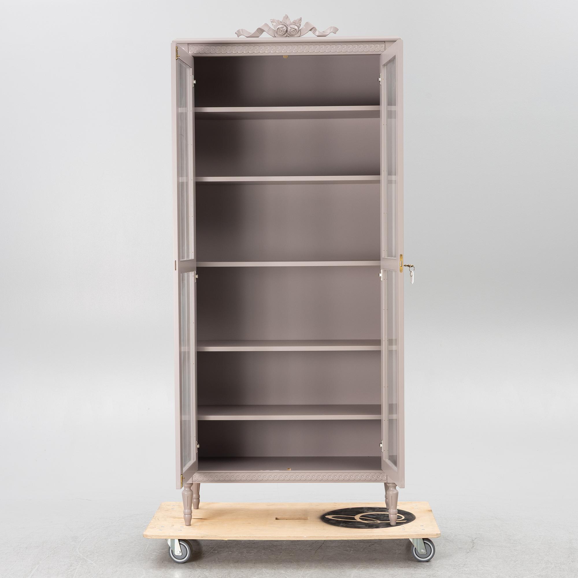 Vitrinskåp, gustaviansk stil, "Signum Gustavus", samtida.