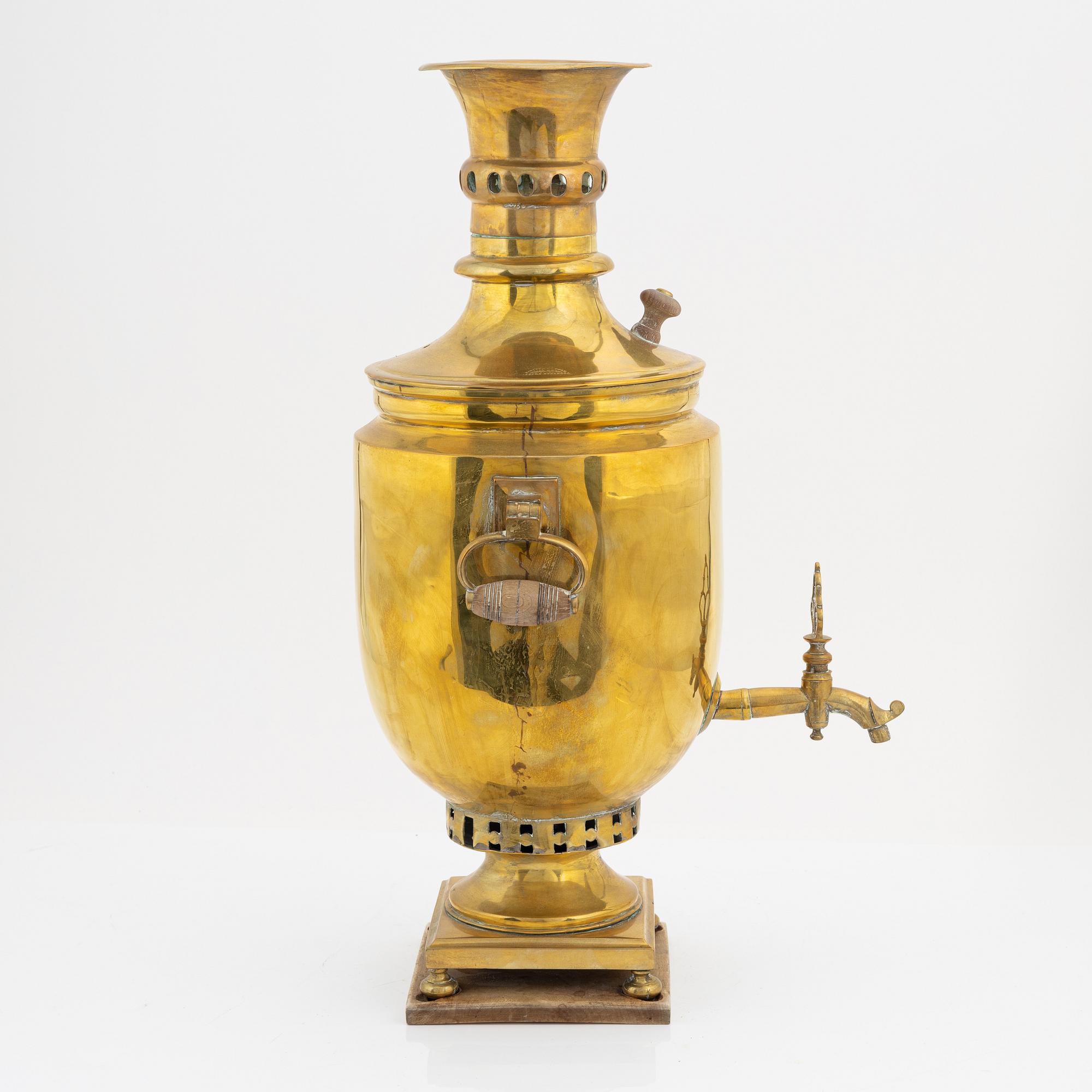 Samovar, mässing, Ryssland, omkring sekelskiftet 1900.