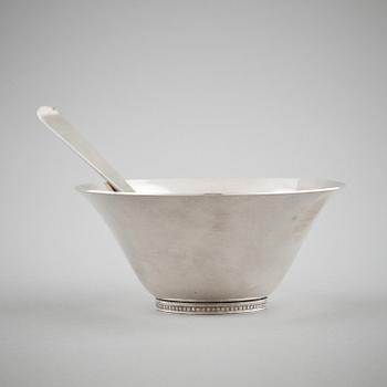 SOCKERSKÅL med SKED, sterlingsilver, Wiwen Nilsson, Lund, 1960-1965. Tot vikt ca 145 g.