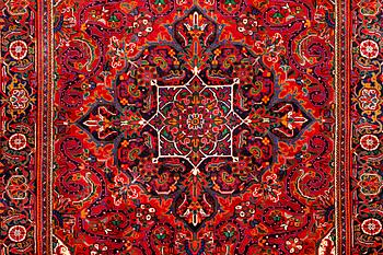 A Heriz carpet, c. 303 x 203 cm.