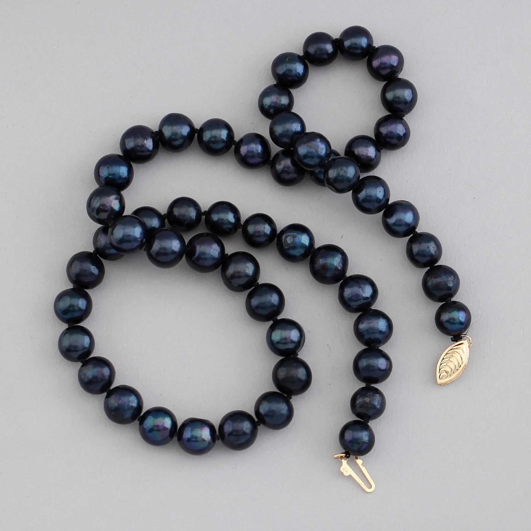 PÄRLCOLLIER, odlade sötvattenpärlor. Lås 14 k guld.