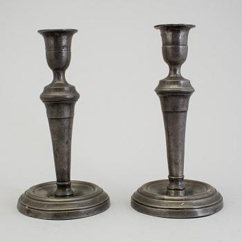 LJUSSTAKAR, ett par, tenn, sent 1700-tal.